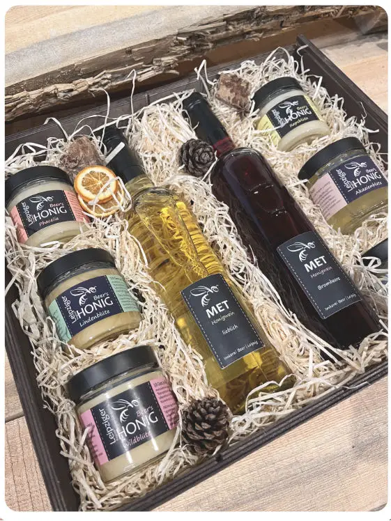 Geschenkkisten mit Honig, Met, Bienenwachskerzen und vielen mehr.